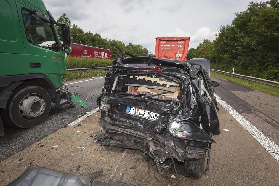 Schwerer Unfall Auf Der A48 Autobahn Zeitweise Gesperrt Bilder