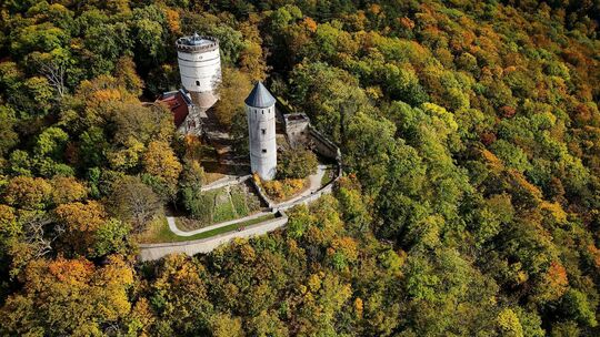 Burg Plesse im herbstlichen Wald Burg Plesse im herbstlichen Wald
