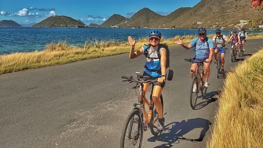 Gut geführt: Die AIDA Activity Guides lotsen die Fahrradgruppen durchs Paradies - auf dem E-Bike oder, wie hier auf Tortola, auc Gut geführt: Die AIDA Activity Guides lotsen die Fahrradgruppen durchs Paradies - auf dem E-Bike oder, wie hier auf Tortola, auc