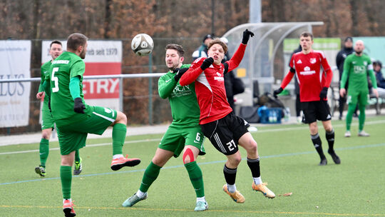 Beim Test gegen Beuerbach erhöhte Burgschwalbachs Fynn Ande Altenhofen (rotes Trikot, hier im Zweikampf mit Nils Wedekind) kurz Beim Test gegen Beuerbach erhöhte Burgschwalbachs Fynn Ande Altenhofen (rotes Trikot, hier im Zweikampf mit Nils Wedekind) kurz