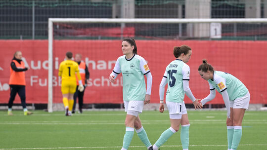 Hängende Köpfe bei den Andernacherinnen Magdalena Schumacher, Vanessa Zilligen und Sarah Klyta. Hängende Köpfe bei den Andernacherinnen Magdalena Schumacher, Vanessa Zilligen und Sarah Klyta.