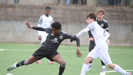 Die B-Junioren des SC Idar-Oberstein (schwarze Trikots) kassierten gegen die JFG Schaumberg-Prims eine 2:3-Heimniederlage. Dabei Die B-Junioren des SC Idar-Oberstein (schwarze Trikots) kassierten gegen die JFG Schaumberg-Prims eine 2:3-Heimniederlage. Dabei