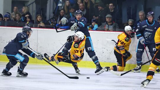 Der EHC Neuwied (blaue Trikots) hatte das Geschehen gegen die Mechelen Golden Sharks jederzeit unter Kontrolle. Nach zwei 10:1-S Der EHC Neuwied (blaue Trikots) hatte das Geschehen gegen die Mechelen Golden Sharks jederzeit unter Kontrolle. Nach zwei 10:1-S