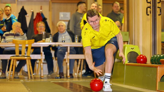 Falko Stockter war wie so oft ein zuverlässiger "Holz-Lieferant": Beim Heimspiel in der Abstiegsrunde räumte der Akteur des TuS Falko Stockter war wie so oft ein zuverlässiger "Holz-Lieferant": Beim Heimspiel in der Abstiegsrunde räumte der Akteur des TuS