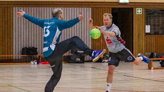 Sechs mal brachte Daniel Sörger (rechts) den Ball an Römerwalls Keepern (hier Fabian Unkel) vorbei im Gästetor unter. Am Ende re Sechs mal brachte Daniel Sörger (rechts) den Ball an Römerwalls Keepern (hier Fabian Unkel) vorbei im Gästetor unter. Am Ende re