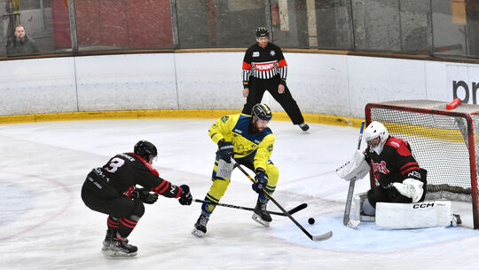 Auf EGDL-Verteidiger Marshall Renke (links) wartet viel Arbeit, um die Kreise des profierfahrenen Essener Top-Scorers Enrico Sac Auf EGDL-Verteidiger Marshall Renke (links) wartet viel Arbeit, um die Kreise des profierfahrenen Essener Top-Scorers Enrico Sac