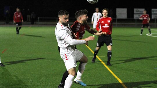 Den schmerzhaften Zusammenprall mit Kosovas Rilind Rama nach wenigen Minuten steckte Burgschwalbachs Janosch Lauter gut weg und Den schmerzhaften Zusammenprall mit Kosovas Rilind Rama nach wenigen Minuten steckte Burgschwalbachs Janosch Lauter gut weg und