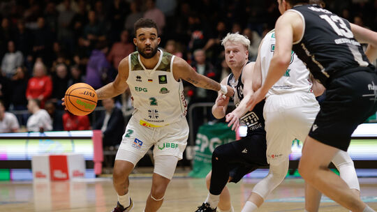 Baskets-Kapitän Badu Buck (am Ball) trifft mit seinem Team am Freitagabend auf die RheinStars Köln und erwartet eine sportlich g Baskets-Kapitän Badu Buck (am Ball) trifft mit seinem Team am Freitagabend auf die RheinStars Köln und erwartet eine sportlich g