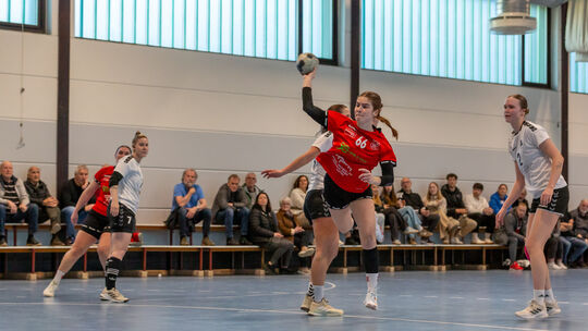 Leonie Koch (am Ball) und der TV Welling haben am Samstag die HSG Hunsrück II, die zuletzt den ärgsten Verfolger aus Kastellaun Leonie Koch (am Ball) und der TV Welling haben am Samstag die HSG Hunsrück II, die zuletzt den ärgsten Verfolger aus Kastellaun