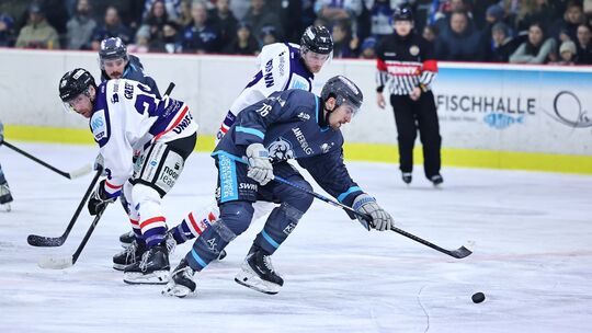 Im Icehouse ließen Tom Stumpe (blaues Trikot) und der EHC Neuwied gegen die Unis Flyers Heerenveen nichts anbrennen, holten eine Im Icehouse ließen Tom Stumpe (blaues Trikot) und der EHC Neuwied gegen die Unis Flyers Heerenveen nichts anbrennen, holten eine