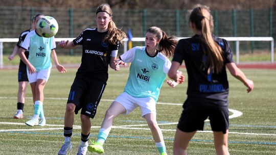 Die B-Juniorinnen der SG Wienau (schwarze Trikots) hatten gegen die SG 99 Andernach alles im Griff und feierten in Großmaischeid Die B-Juniorinnen der SG Wienau (schwarze Trikots) hatten gegen die SG 99 Andernach alles im Griff und feierten in Großmaischeid