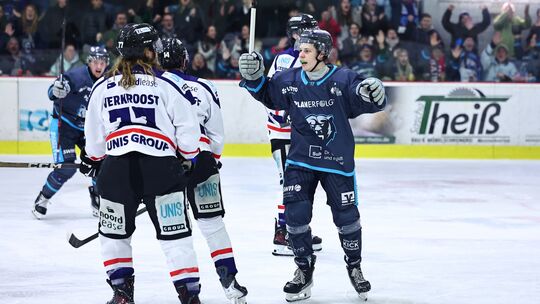 Christian Sprez (rechts) erzielte für den EHC Neuwied das 5:4 im Heimspiel gegen Heerenveen. Den Bären fehlt damit nur noch ein Christian Sprez (rechts) erzielte für den EHC Neuwied das 5:4 im Heimspiel gegen Heerenveen. Den Bären fehlt damit nur noch ein