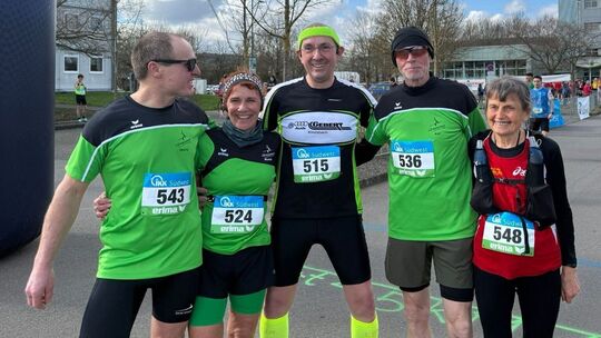 Elisabeth Springer (rechts) vom TV Bad Sobernheim wurde im Ziel erwartet und für ihren Sieg in der W80 gefeiert. Elisabeth Springer (rechts) vom TV Bad Sobernheim wurde im Ziel erwartet und für ihren Sieg in der W80 gefeiert.