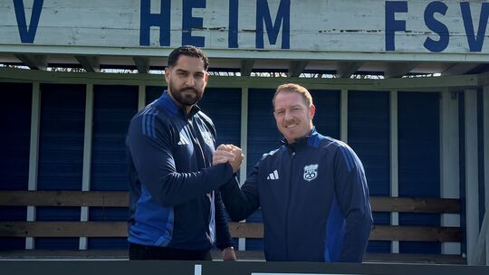 Handschlag auf eine gemeinsame Zukunft beim FSV Bretzenheim: Burak Özkayin (links) und Matthias Münch. Handschlag auf eine gemeinsame Zukunft beim FSV Bretzenheim: Burak Özkayin (links) und Matthias Münch.