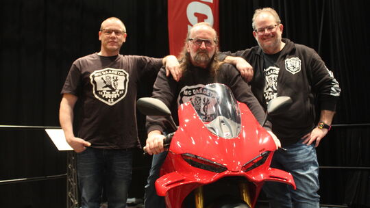 Clubpräsident Dirk Märker (Mitte) freute sich gemeinsam mit seinem Vize Michael Steinmetz (links) und Schriftführer Sascha Richt Clubpräsident Dirk Märker (Mitte) freute sich gemeinsam mit seinem Vize Michael Steinmetz (links) und Schriftführer Sascha Richt