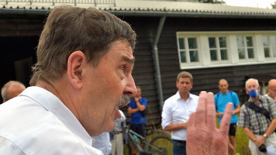 Archvifoto: Heinz Dücker, ehemaliger Ortsbürgermeister und aktueller Beigeordneter von Emmerzhausen, hält einen Vortrag anlässli Archvifoto: Heinz Dücker, ehemaliger Ortsbürgermeister und aktueller Beigeordneter von Emmerzhausen, hält einen Vortrag anlässli