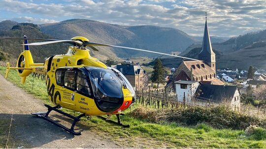 Der ADAC-Rettungshubschrauber "Christoph 23", der hier gerade in den Weinbergen gelandet ist, ist in Koblenz stationiert. Das me Der ADAC-Rettungshubschrauber "Christoph 23", der hier gerade in den Weinbergen gelandet ist, ist in Koblenz stationiert. Das me
