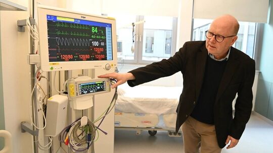 Dr. Jörn Zeller erklärt die neue Technologie, die in der Wittlicher Schlaganfallstation zum Einsatz kommt. Dr. Jörn Zeller erklärt die neue Technologie, die in der Wittlicher Schlaganfallstation zum Einsatz kommt.