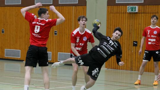 Linksaußen Matteo Pusceddu (am Ball) wechselt nach der Saison von der HSG Hunsrück zum Liga- und Lokalrivalen HSG Wittlich (rote Linksaußen Matteo Pusceddu (am Ball) wechselt nach der Saison von der HSG Hunsrück zum Liga- und Lokalrivalen HSG Wittlich (rote