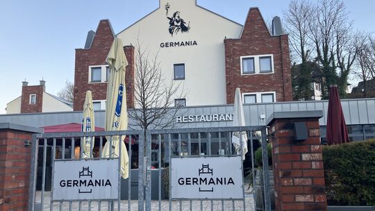 Der Germania-Komplex mit Hotel, Restaurant, Fest- und Tagungsräumen sowie Biergarten soll einen neuen Eigentümer bekommen. Der Germania-Komplex mit Hotel, Restaurant, Fest- und Tagungsräumen sowie Biergarten soll einen neuen Eigentümer bekommen.