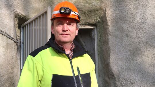 Der Geologe Michael Rogall steht vor dem künstlich geschaffenen Mundloch eines Stollens aus dem 19. Jahrhundert. Vor 17 Jahren s Der Geologe Michael Rogall steht vor dem künstlich geschaffenen Mundloch eines Stollens aus dem 19. Jahrhundert. Vor 17 Jahren s