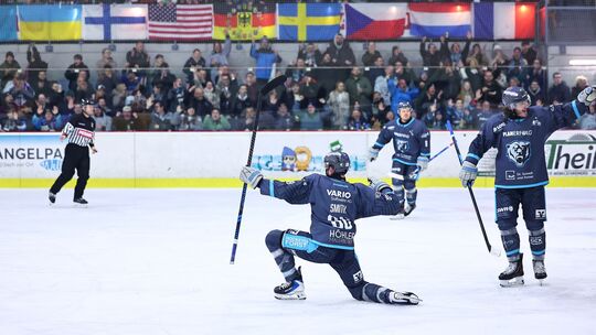 Jeff Smith, hier beim Jubeln im ersten Heimspiel gegen Heerenveen, spielte auch in der vierten Begegnung des EHC Neuwied gegen d Jeff Smith, hier beim Jubeln im ersten Heimspiel gegen Heerenveen, spielte auch in der vierten Begegnung des EHC Neuwied gegen d