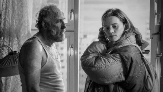 Menschenfeind trifft auf Optimistin: Karl Markovics als Hugo Drowak und Luna Wedler als Lena in "Sie glauben an Engel, Herr Drow Menschenfeind trifft auf Optimistin: Karl Markovics als Hugo Drowak und Luna Wedler als Lena in "Sie glauben an Engel, Herr Drow