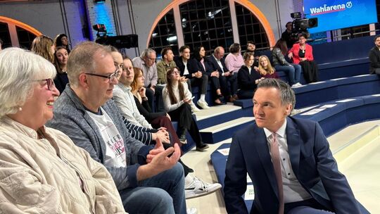 Ellen und Michael Müller in der SWR-Wahlarena mit Redakteur Sascha Becker Ellen und Michael Müller in der SWR-Wahlarena mit Redakteur Sascha Becker