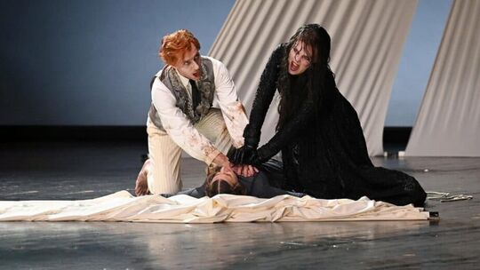 Unheimliche Begegnung: Zwei Geister (Dreke Rue als Quint und Slija Schindler als Miss Jessel) knien über der jungen Gouvernante Unheimliche Begegnung: Zwei Geister (Dreke Rue als Quint und Slija Schindler als Miss Jessel) knien über der jungen Gouvernante