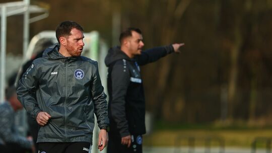 Sowohl Manuel Moral Fuster (vorne) als auch Leutrim Kabashi haben ihren Hut genommen und sind bei Cosmos Koblenz als Trainer und Sowohl Manuel Moral Fuster (vorne) als auch Leutrim Kabashi haben ihren Hut genommen und sind bei Cosmos Koblenz als Trainer und