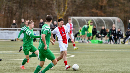 Deniz Dal (rot-weißes Trikot) wechselte im Winter vom hessischen Gruppenligisten TSG Wieseck zu den Sportfreunden Eisbachtal und Deniz Dal (rot-weißes Trikot) wechselte im Winter vom hessischen Gruppenligisten TSG Wieseck zu den Sportfreunden Eisbachtal und