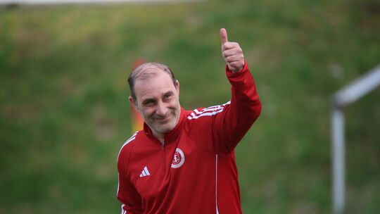 Am liebsten wäre Marco Reich, wenn bei allen Spielern seiner Mannschaft auch für die kommende Saison der Daumen nach oben ginge. Am liebsten wäre Marco Reich, wenn bei allen Spielern seiner Mannschaft auch für die kommende Saison der Daumen nach oben ginge.