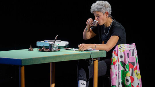 Vom Küchentisch aus betrachtet Rania Mleihi gemeinsam mit dem Publikum Bilder ihres Lebens in Deutschland und Damaskus in "My Pe Vom Küchentisch aus betrachtet Rania Mleihi gemeinsam mit dem Publikum Bilder ihres Lebens in Deutschland und Damaskus in "My Pe