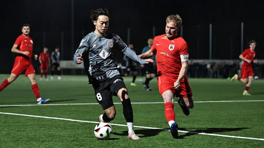 Takumu Yamahara (links, hier im am 4. März nach Verlängerung verlorenen Rheinlandpokal-Viertelfinale Bitburgs Kapitän Pascal Alf Takumu Yamahara (links, hier im am 4. März nach Verlängerung verlorenen Rheinlandpokal-Viertelfinale Bitburgs Kapitän Pascal Alf