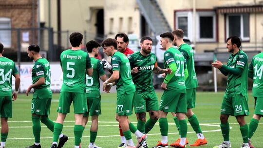 Nach dem 1:1 daheim gegen Dudenhofen wollen es die Engerser um Kapitän Chris Meinert (Mitte) am Sonntag um 15 Uhr in Gonsenheim Nach dem 1:1 daheim gegen Dudenhofen wollen es die Engerser um Kapitän Chris Meinert (Mitte) am Sonntag um 15 Uhr in Gonsenheim