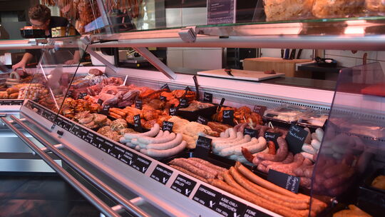 Die Fleisch- und Wurstwaren werden direkt vor Ort frisch hergestellt. Die Fleisch- und Wurstwaren werden direkt vor Ort frisch hergestellt.