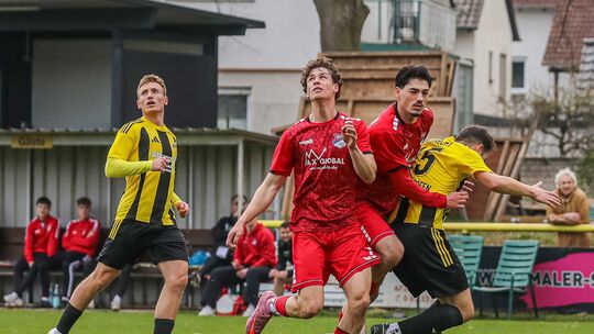 Der Anfang vom Ende für die Eisbachtaler: Deniz Nikita Dal (2. von rechts) kreuzt in dieser Szene den Laufweg mit Dudenhofens Ya Der Anfang vom Ende für die Eisbachtaler: Deniz Nikita Dal (2. von rechts) kreuzt in dieser Szene den Laufweg mit Dudenhofens Ya