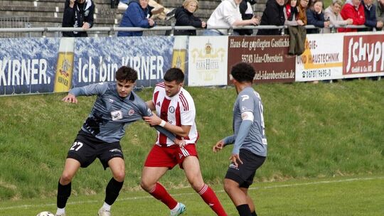 Keinen leichten Stand hatte Inas Islamovic (links) gegen Ramzi Ferjani (Mitte), der sich mit seinem SC Idar-Oberstein 2:1 im Han Keinen leichten Stand hatte Inas Islamovic (links) gegen Ramzi Ferjani (Mitte), der sich mit seinem SC Idar-Oberstein 2:1 im Han