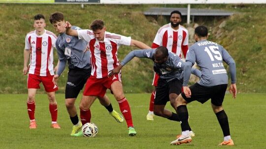 Platz da! Kevin Kraus vom Ball zu trennen, ist überhaaupt nicht leicht. Hier setzt er sich mit robustem Einsatz geegen zwei Kobl Platz da! Kevin Kraus vom Ball zu trennen, ist überhaaupt nicht leicht. Hier setzt er sich mit robustem Einsatz geegen zwei Kobl