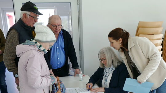 Wahlvorsteher Walter Schäffer hatte im Lohrsdorfer Gemeindehaus alles fest im Griff. Wahlvorsteher Walter Schäffer hatte im Lohrsdorfer Gemeindehaus alles fest im Griff.