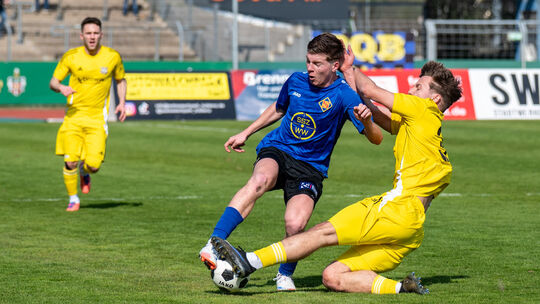 Maximiliam Buchheit (blaues Trikot) gab sein Heimstartelf-Debüt für die TuS Koblenz - und auch er bekam in den Zweikämpfen die I Maximiliam Buchheit (blaues Trikot) gab sein Heimstartelf-Debüt für die TuS Koblenz - und auch er bekam in den Zweikämpfen die I
