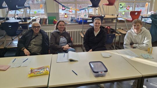 Im Wahllokal in der Grundschule Ehrenbreitstein genehmigen sich auch die Wahlhelfer am Nachmittag einen Kaffee. Im Wahllokal in der Grundschule Ehrenbreitstein genehmigen sich auch die Wahlhelfer am Nachmittag einen Kaffee.