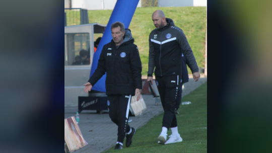 Peter Neustädter (links) und Admir Softic (rechts) sollen den FC Cosmos bis Saisonende trainieren. Zum Auftakt gab es für die be Peter Neustädter (links) und Admir Softic (rechts) sollen den FC Cosmos bis Saisonende trainieren. Zum Auftakt gab es für die be