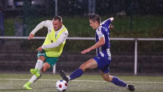 Das Hinspiel in Wirges gewannen die Gastgeber um Mika Lewer (blaues Trikot) gegen die Spvgg Mülheim-Kärlich (hier mit Pascal Ste Das Hinspiel in Wirges gewannen die Gastgeber um Mika Lewer (blaues Trikot) gegen die Spvgg Mülheim-Kärlich (hier mit Pascal Ste