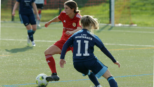 Urbars Jule Nahler führt den Ball an ihrer Gegenspielerin vorbei. Am Ende musste sich die FCU-Akteurin zusammen mit ihrem Team 1 Urbars Jule Nahler führt den Ball an ihrer Gegenspielerin vorbei. Am Ende musste sich die FCU-Akteurin zusammen mit ihrem Team 1