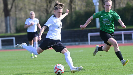 Brandgefährlich: Die Flanken von Magdalena Lang (am Ball) sorgten im Strafraum von Ober-Olm wiederholt für gefährliche Situation Brandgefährlich: Die Flanken von Magdalena Lang (am Ball) sorgten im Strafraum von Ober-Olm wiederholt für gefährliche Situation