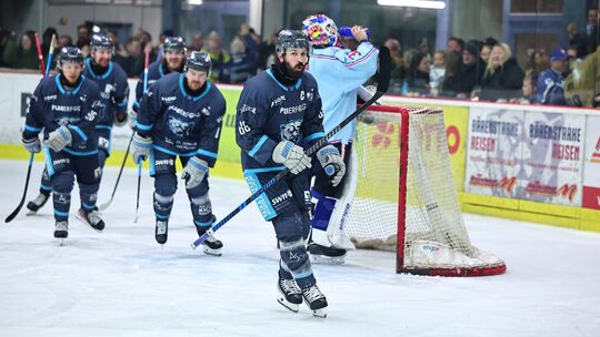 Jeff Smith (im Vordergrund) und der EHC Neuwied siegten gegen UltimAir Hijs Hokij Den Haag mit 5:1, verkürzten in der Finalserie Jeff Smith (im Vordergrund) und der EHC Neuwied siegten gegen UltimAir Hijs Hokij Den Haag mit 5:1, verkürzten in der Finalserie