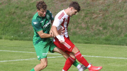 David Bauer (rechts) am ersten Spieltag der laufenden Oberliga-Runde gegen den FV Engers. Den ersten Spieltag der kommenden Sais David Bauer (rechts) am ersten Spieltag der laufenden Oberliga-Runde gegen den FV Engers. Den ersten Spieltag der kommenden Sais