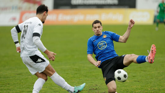 Immer voller Einsatz, dafür steht TuS-Außenverteidiger Karim Zeghli (blaues Trikot). Der hatte sich früh im Spiel gegen Wiesbach Immer voller Einsatz, dafür steht TuS-Außenverteidiger Karim Zeghli (blaues Trikot). Der hatte sich früh im Spiel gegen Wiesbach