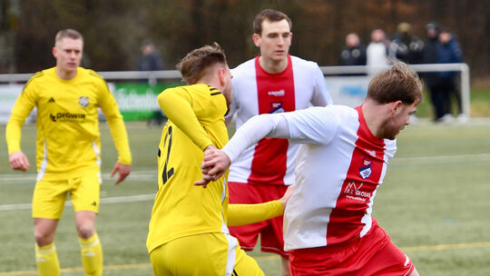 Jonah Arnolds (weiß-rotes Trikot) wird den Sportfreunden Eisbachtal im Heimspiel gegen den SV Gonsenheim fehlen. Er sah am verga Jonah Arnolds (weiß-rotes Trikot) wird den Sportfreunden Eisbachtal im Heimspiel gegen den SV Gonsenheim fehlen. Er sah am verga